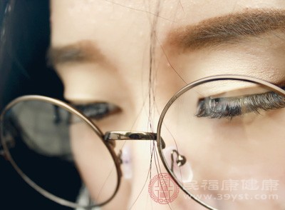 双眼皮全切手术后一周需要佩戴遮光的眼镜 双眼皮全切手术后一周需要佩戴遮光的眼镜