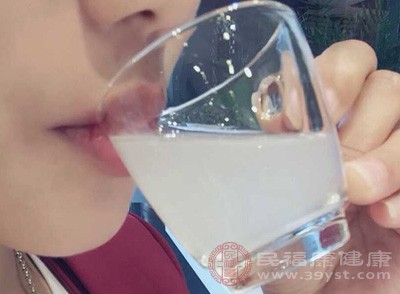本就肿胀的双眼皮如果因为睡前大量喝水只会加重双眼皮部位的肿胀 本就肿胀的双眼皮如果因为睡前大量喝水只会加重双眼皮部位的肿胀